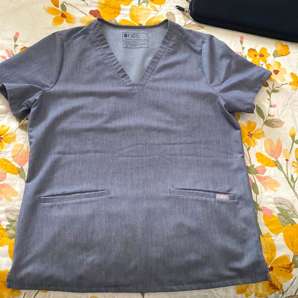 Figs Set M 2 pocket casma top and Medium Petite kade cargo pants great condition